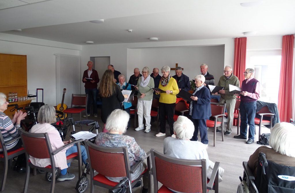 Die Frauen und Männer des Chors singen für die Bewohner*innen der Einrichtung.