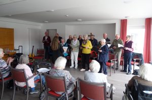 Die Frauen und Männer des Chors singen für die Bewohner*innen der Einrichtung.