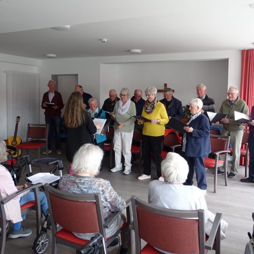 Die Frauen und Männer des Chors singen für die Bewohner*innen der Einrichtung.